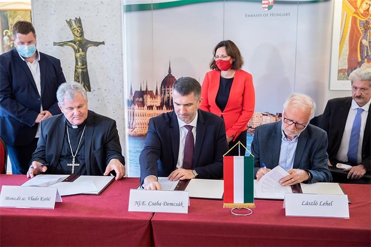 Mađari grade novu školu u Petrinji i novu crkvu u Žažini