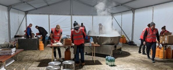 Podjela hrane na području pogođenom potresom 