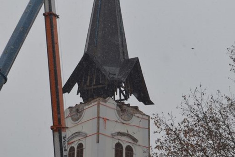 Sa sisačke katedrale uspješno spuštena kapa zvonika